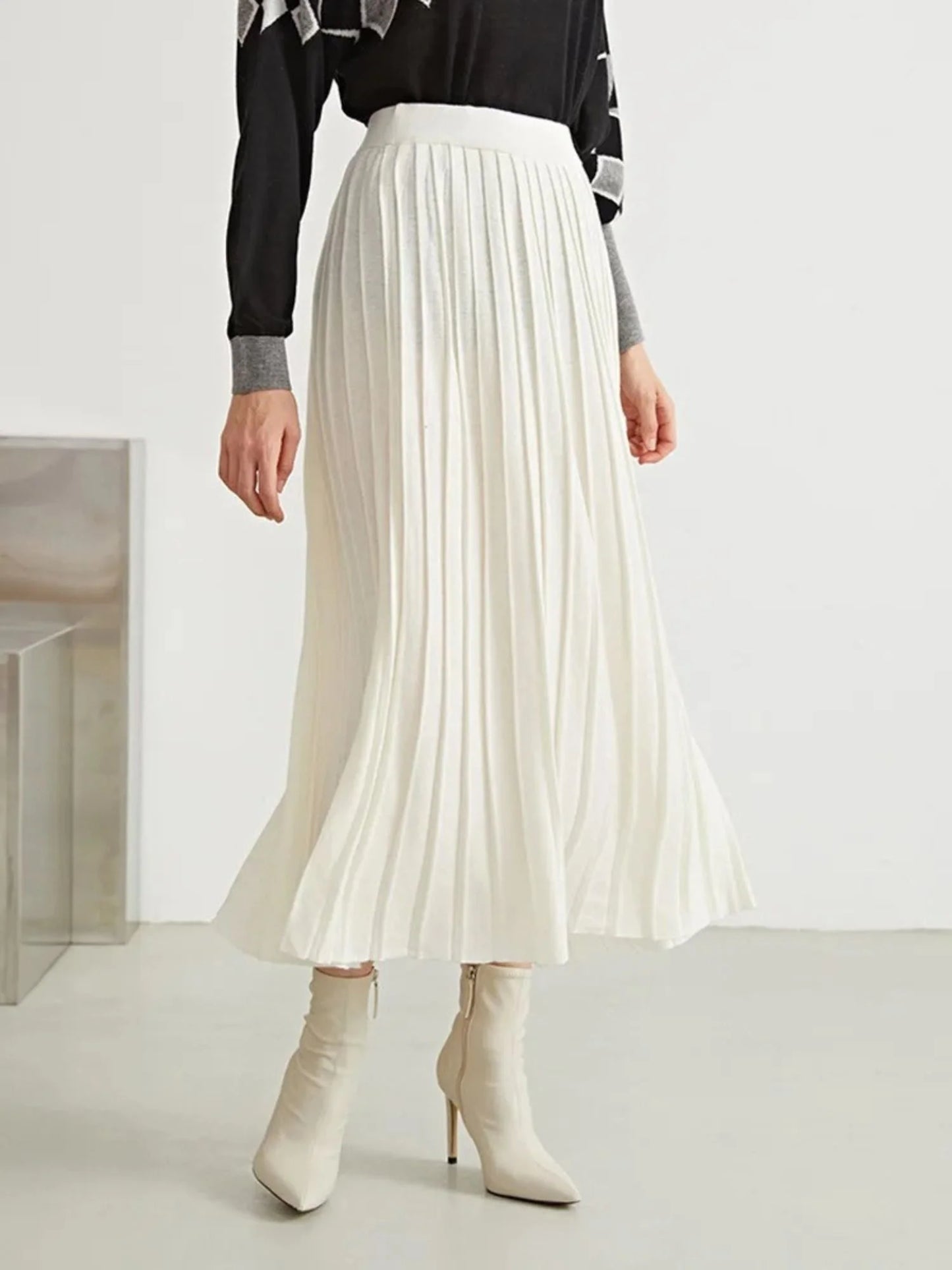Pleated Long Skirt in Wool Blend